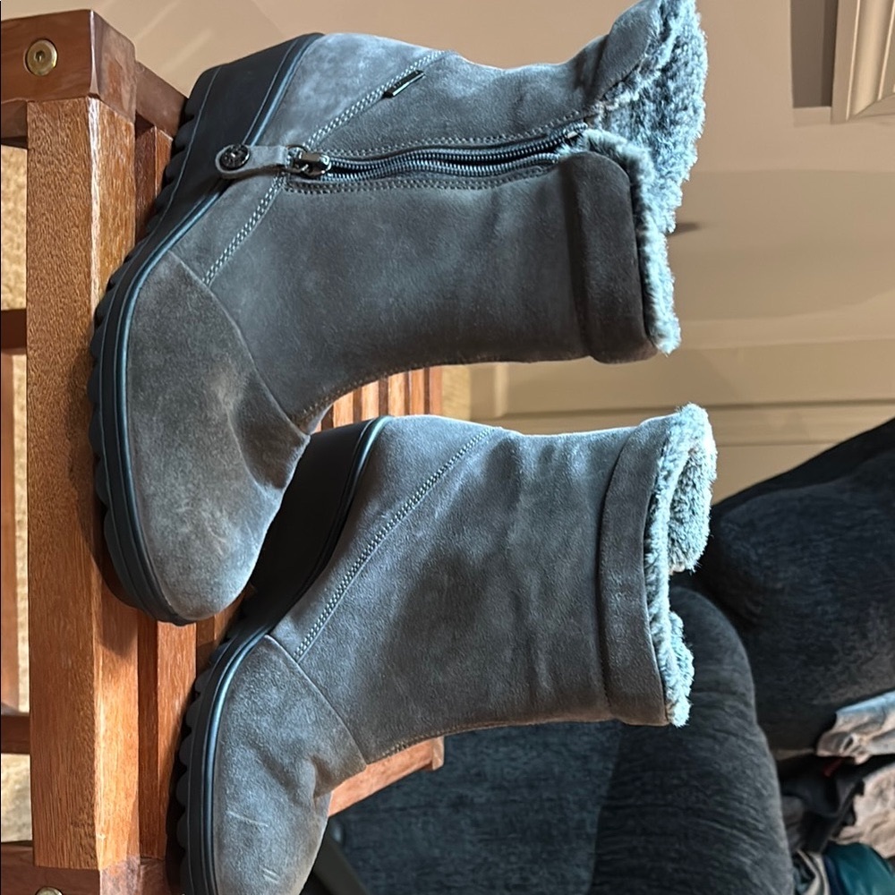 Gray Winter Boots with Cozy Fleece Lining